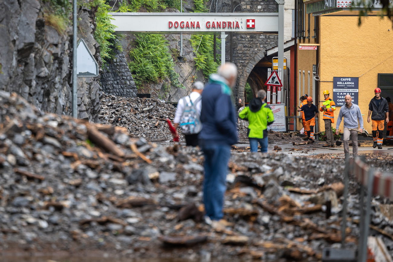 La dogana di Gandria bloccata dai detriti.
