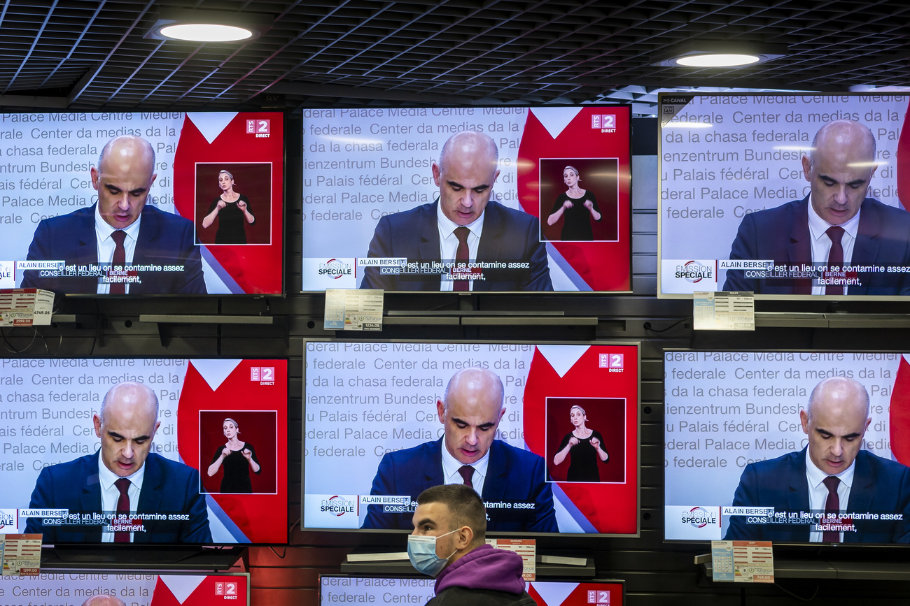 Six TV screens showing Interior Minister Berset