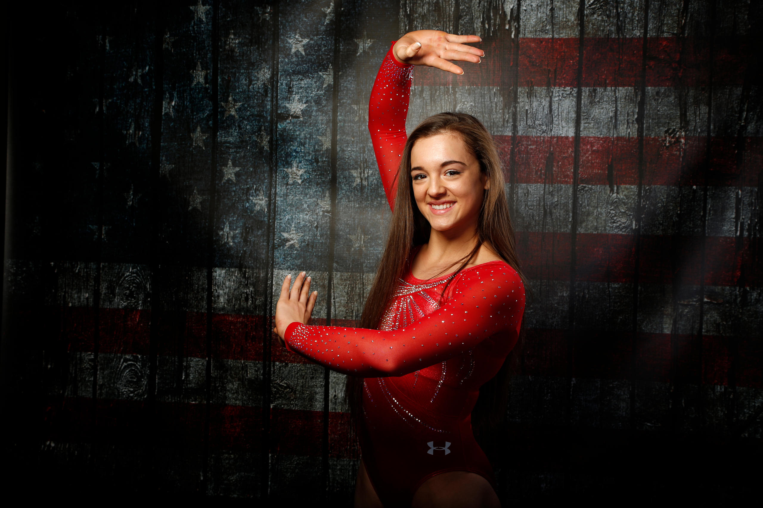 Portrait d une gymnaste devant un drapeau américain.