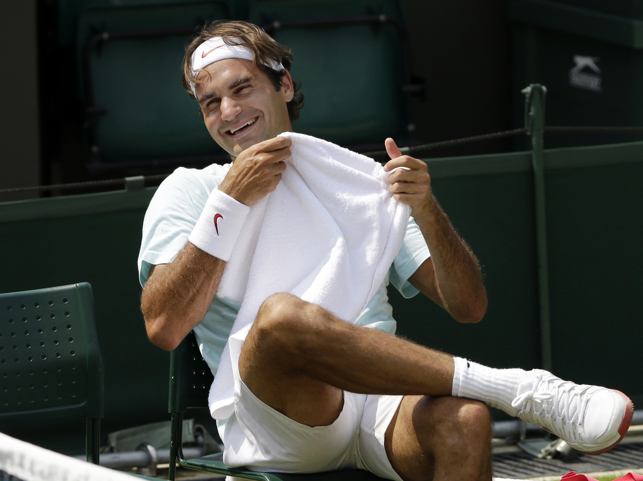 Roger Federer sur une chaise pendant un match
