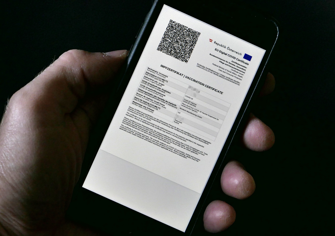 mano tiene smartphone con codice QR