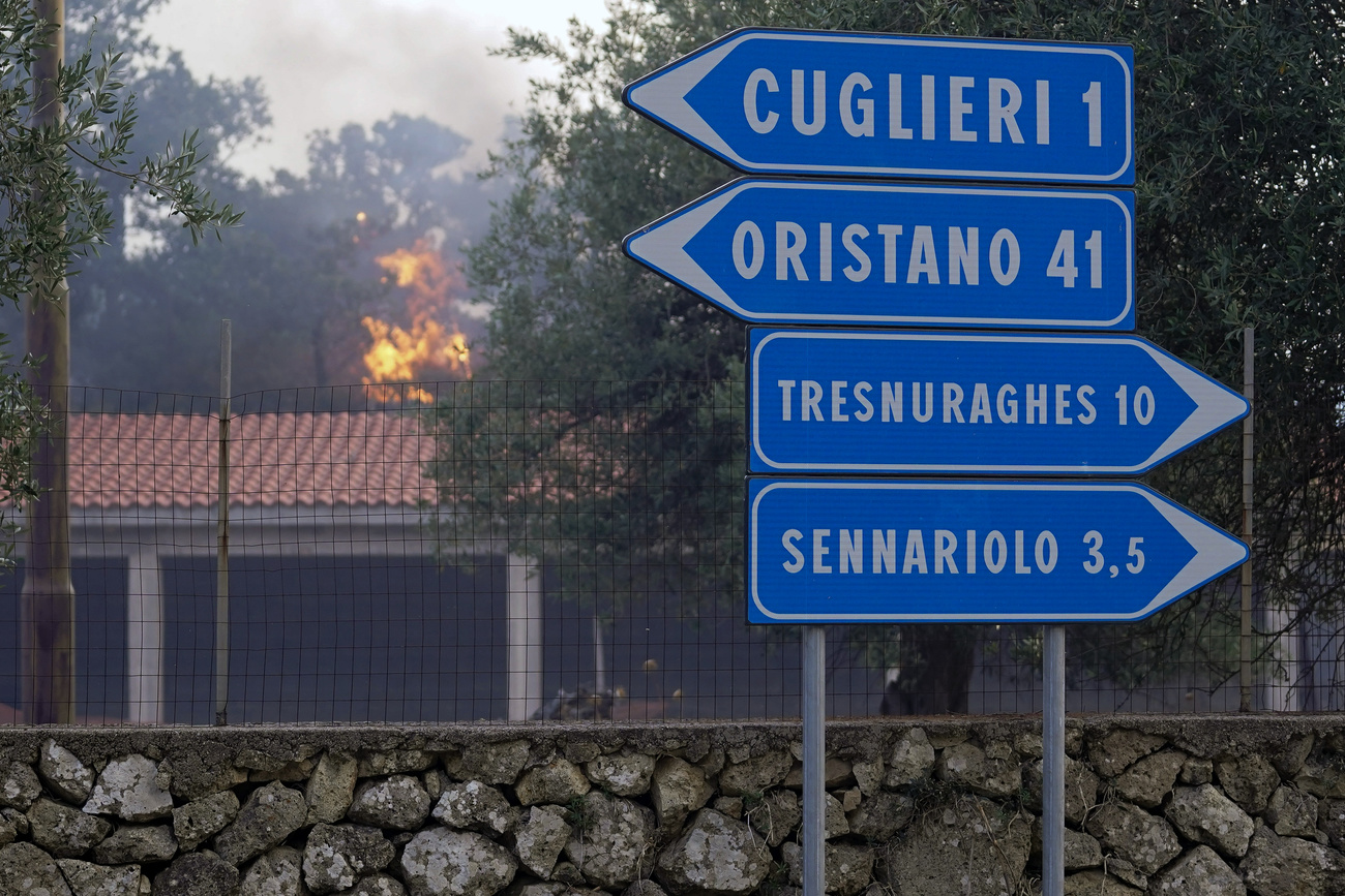 incendio vicino ad abitazioni