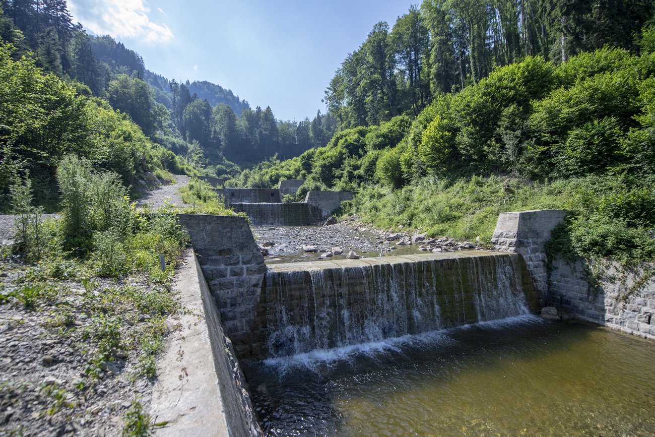 scorcio di corso d acqua incanalato