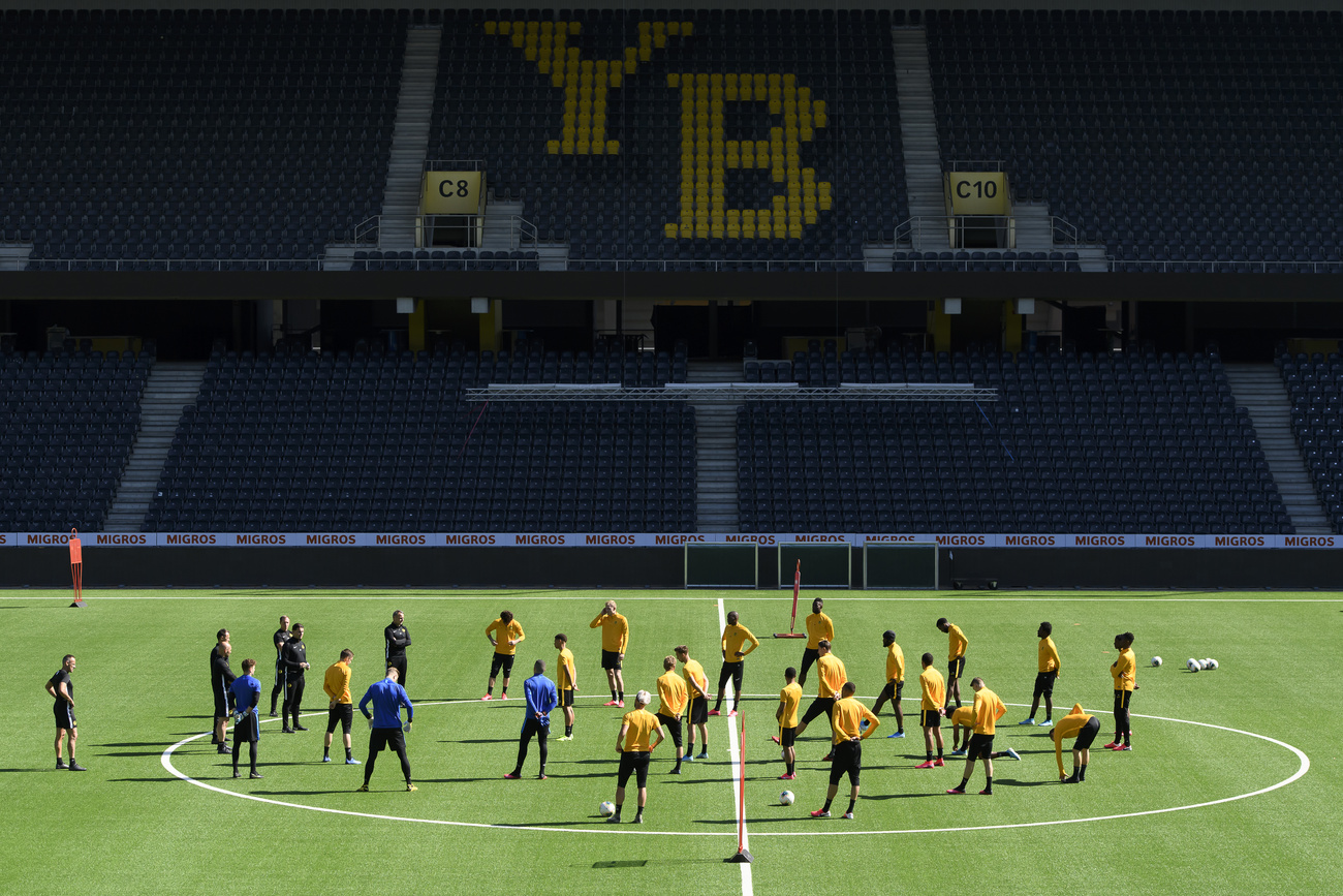 I giocatori dello Young Boys si allenano in uno stadio vuoto.