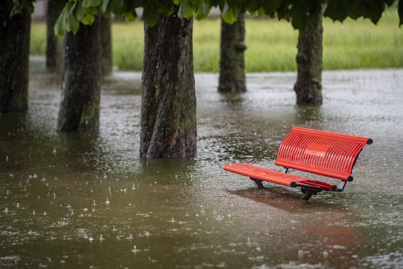 un banc les pieds dans l eau