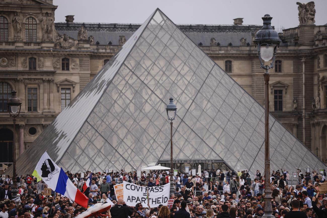Manifestanti davanti alla piramide del Louvre.