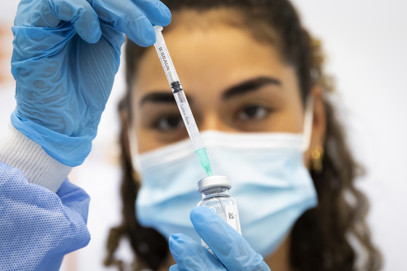 Un operatrice sanitaria prepara la dose di vaccino.