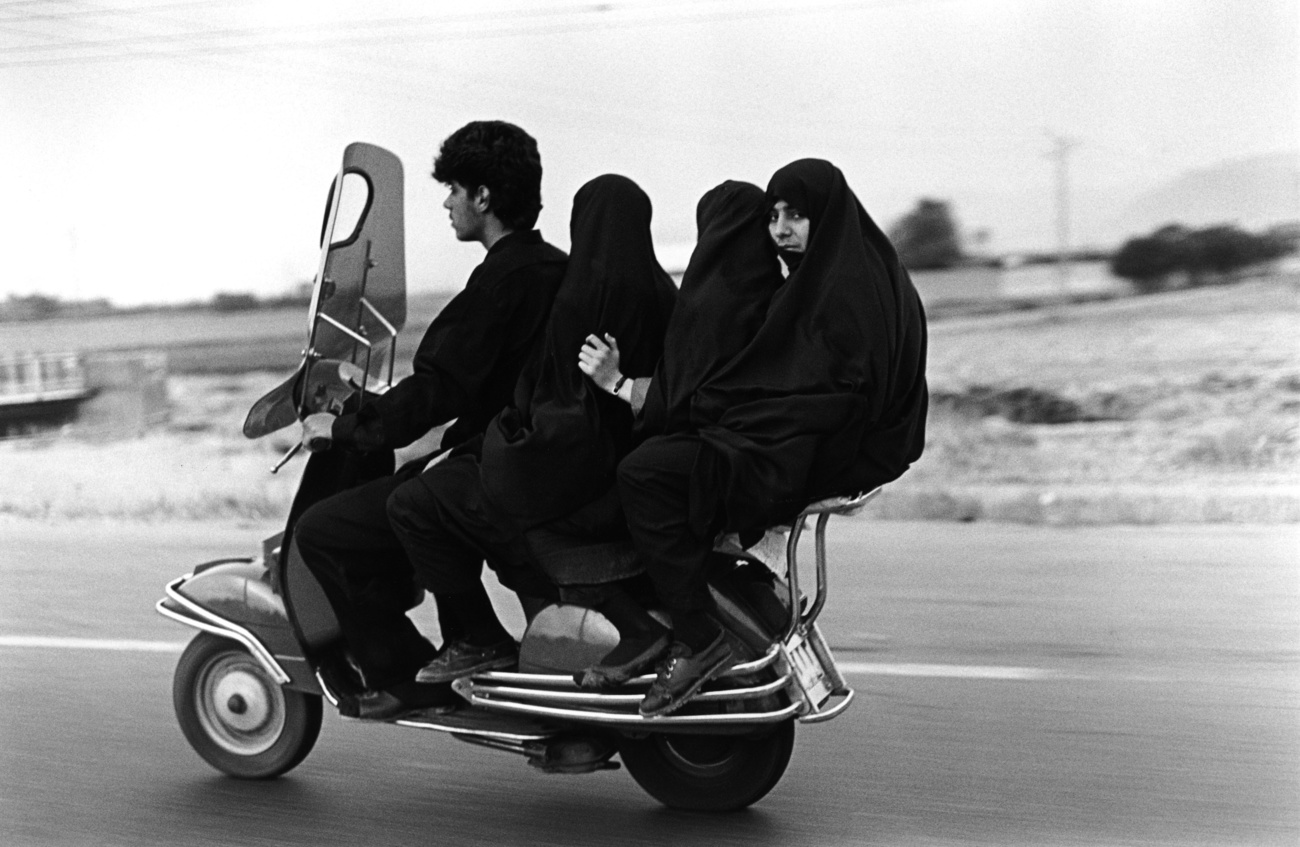 رجل وثلاث فتيات على متن دراجة فيسبا