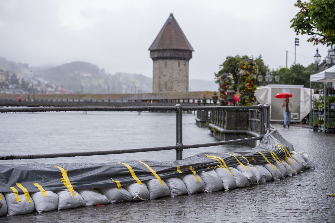 des sacs de sable au bord du lac de Lucerne