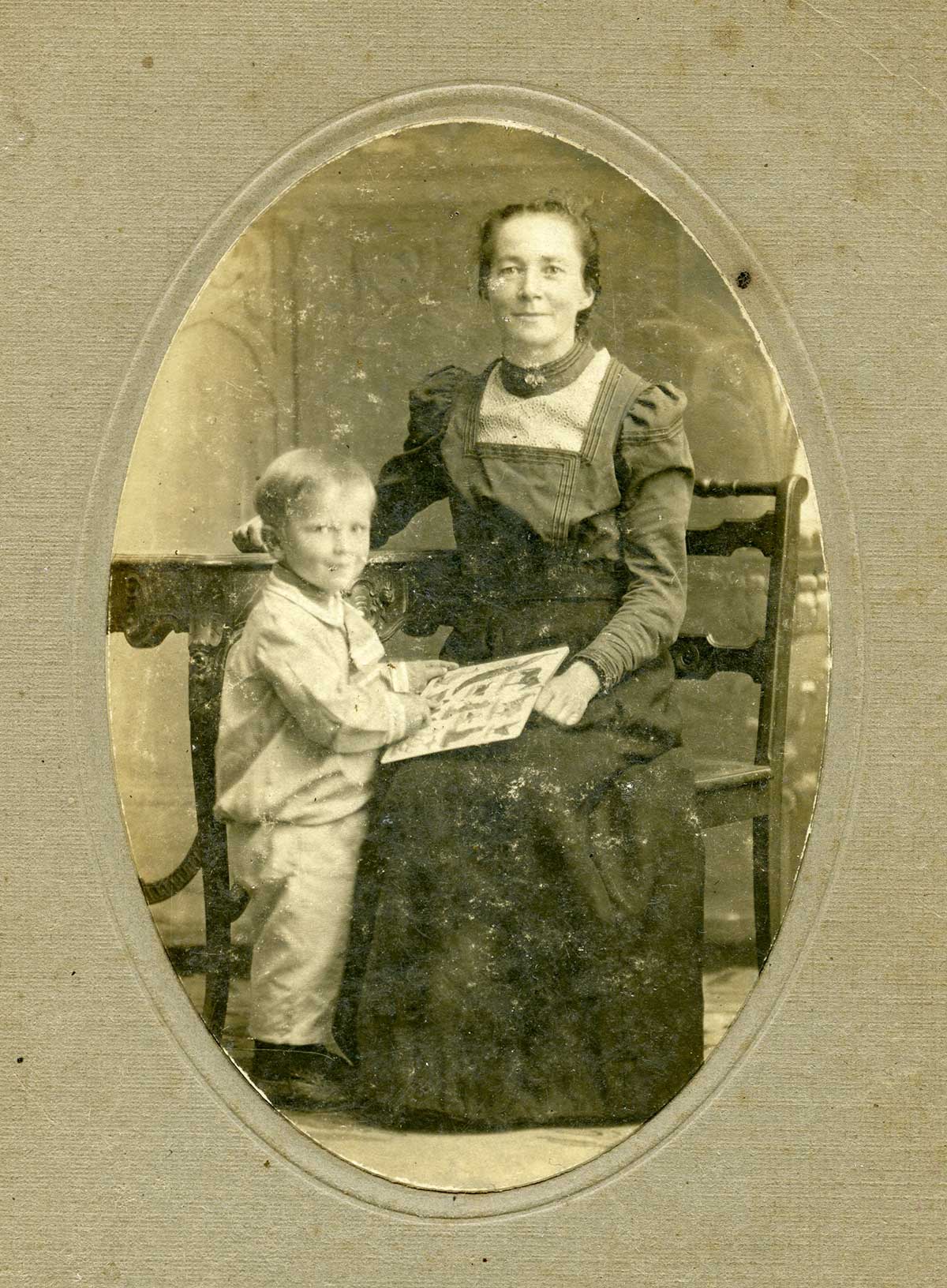 Старинная фотография женщины с сыном
