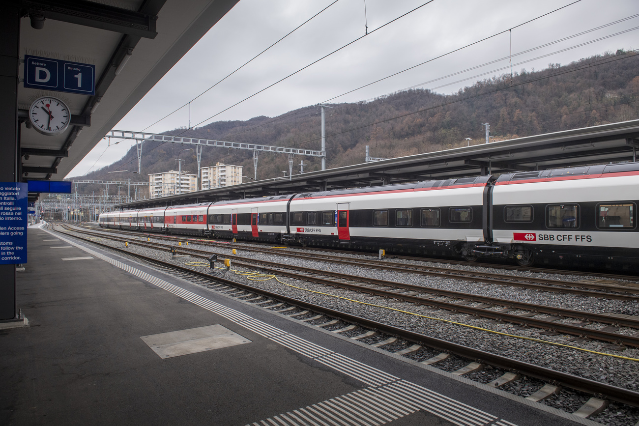 Un Eurocity fermo alla stazione di Chiasso.