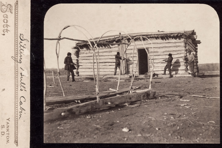 Hommes armés prenant d assaut une cabane en bois.