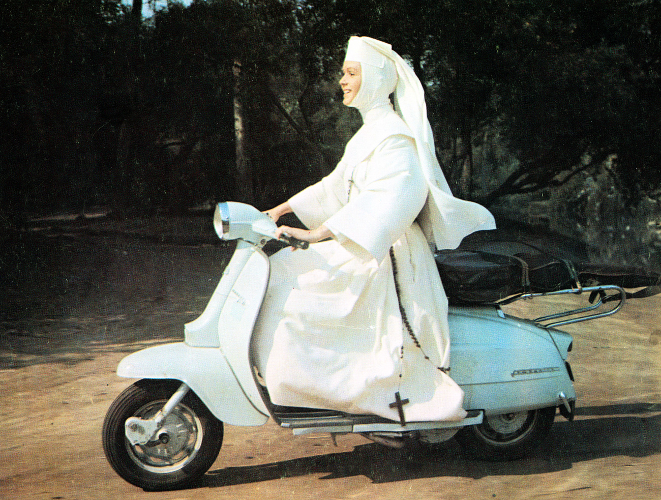 Debby Reynolds, angezogen wie eine Nonne, auf einer Vespa