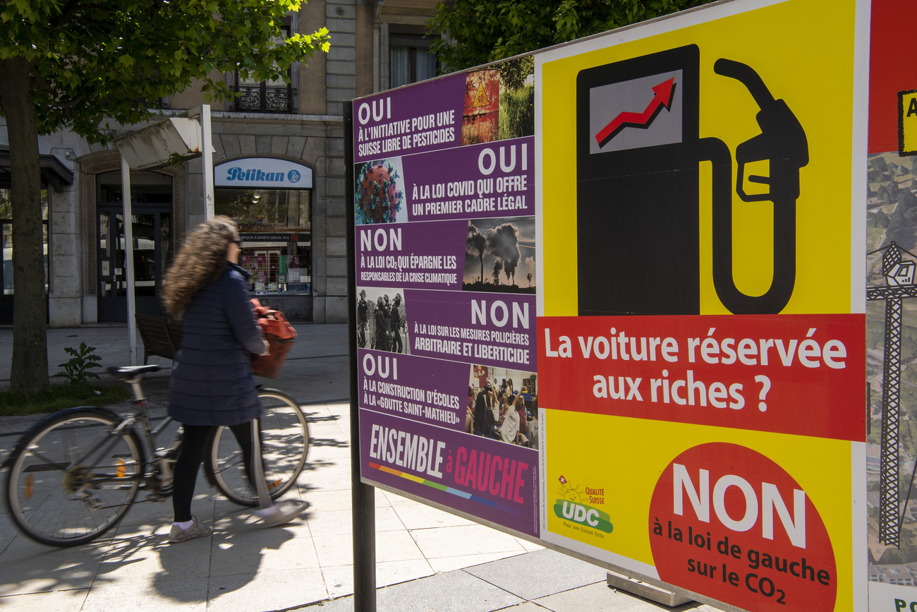 Cartelli sui temi in voto il 13 giugno.