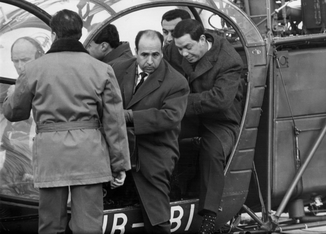 The Algerian delegation arrives in Evian onboard a Swiss helicopter.