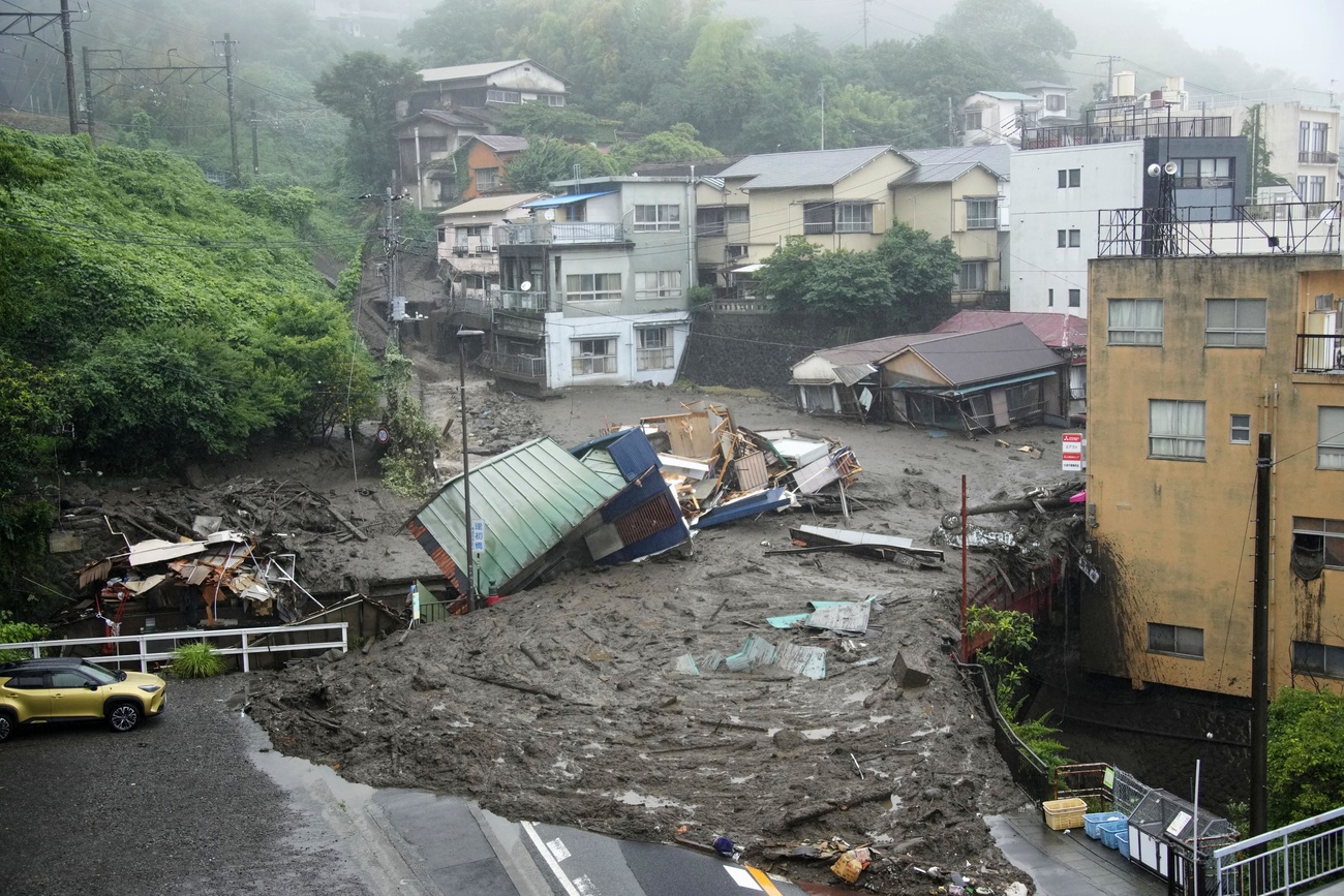 La colata di fango che si è abbattuta su Atami (Giappone) a causa delle forti piogge.
