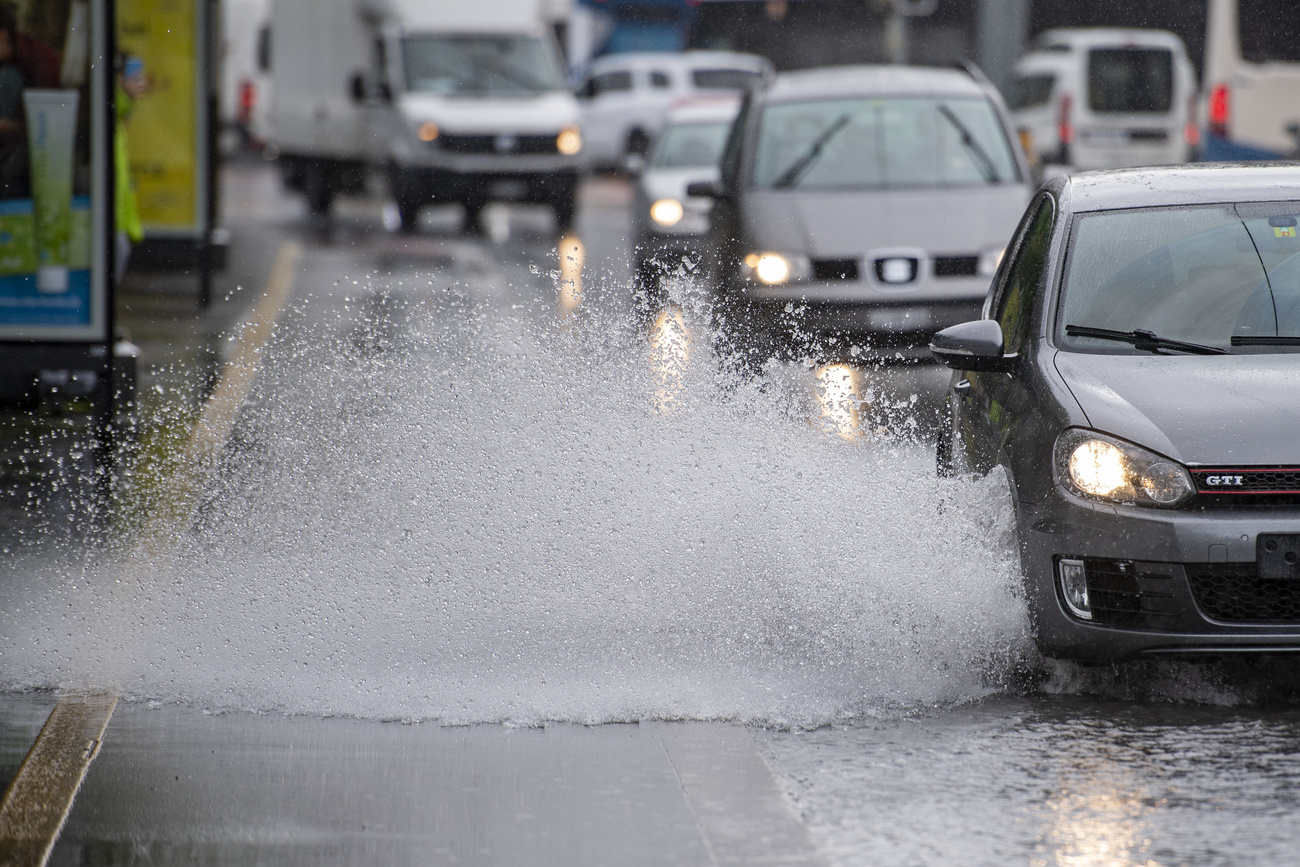 auto viagginao durant eun temporale