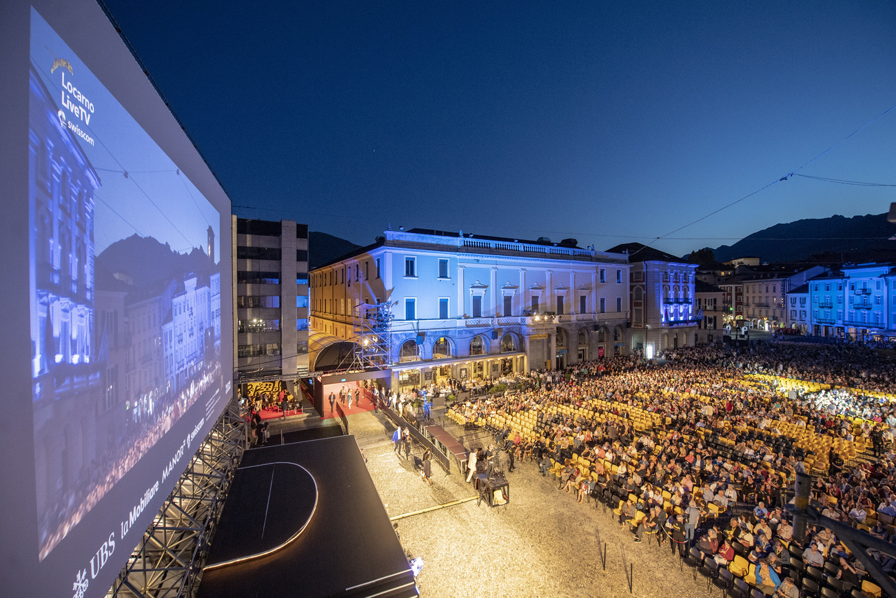 Schermo e pubblico di piazza grande ripresi dall alto