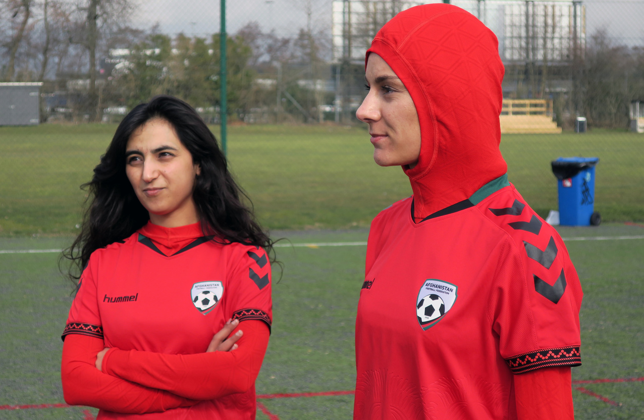 Zwei Frauen im Fussballdress