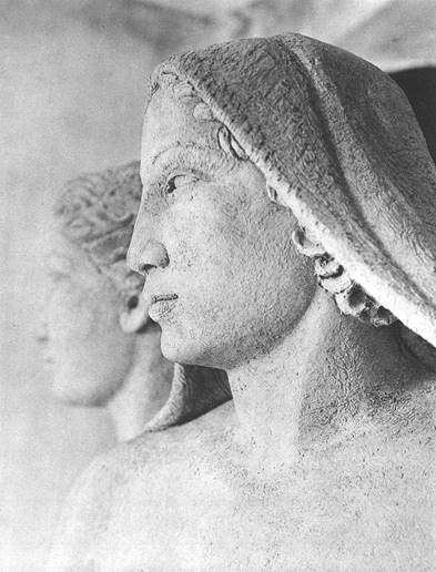 La statua raffigurante Italia e Svizzera, alla stazione di Chiasso.