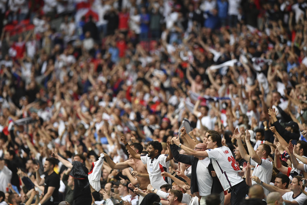 伦敦温布利球场上欢呼雀跃的英格兰球迷