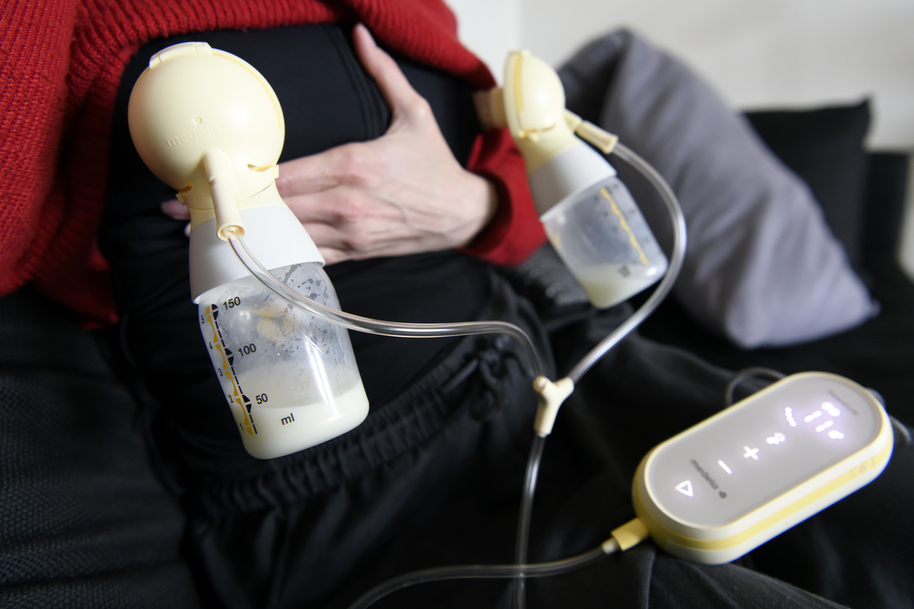 une femme tire son lait