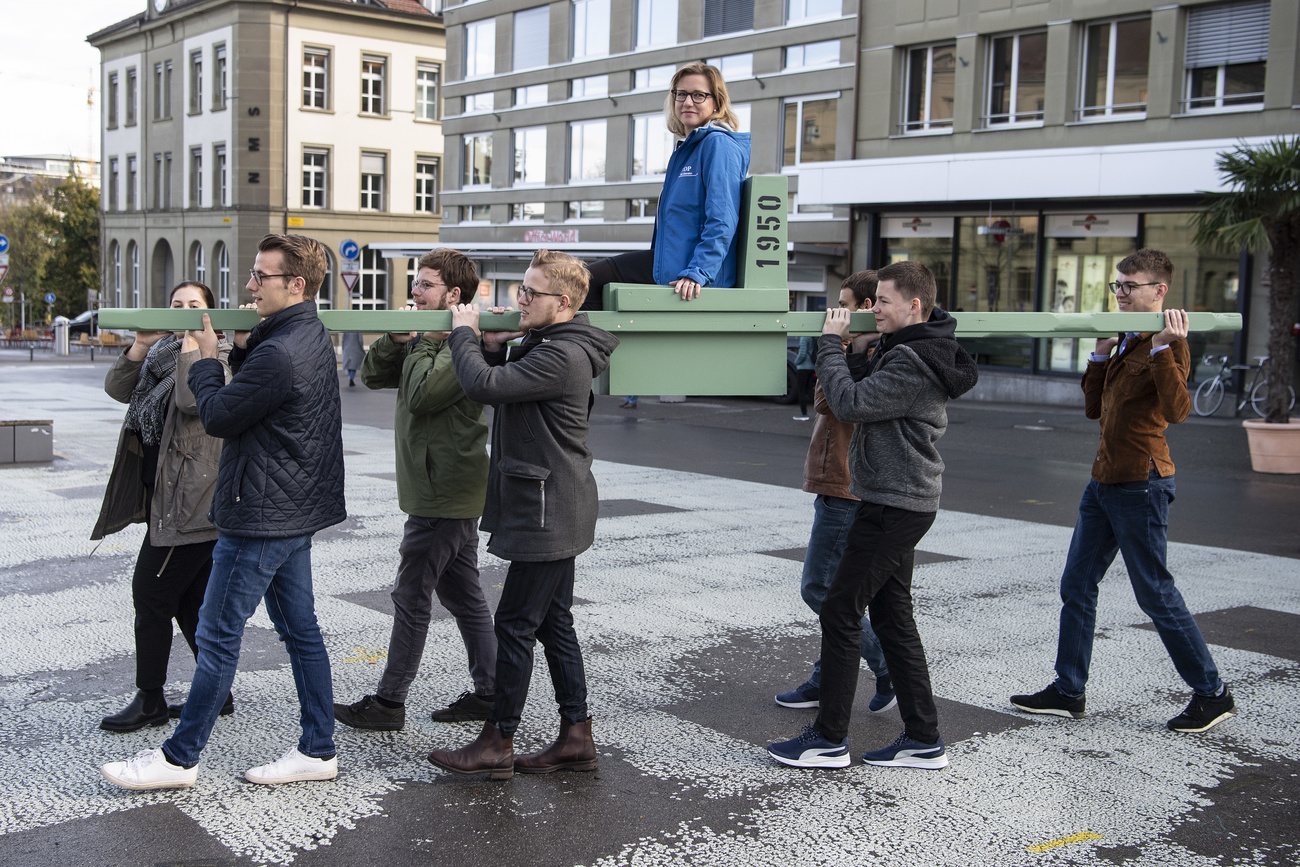 Junge Menschen tragen eine Frau