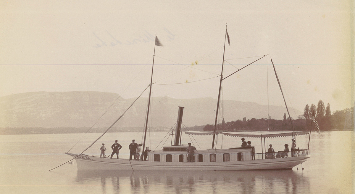 Barco antiguo en el lago de Ginebra