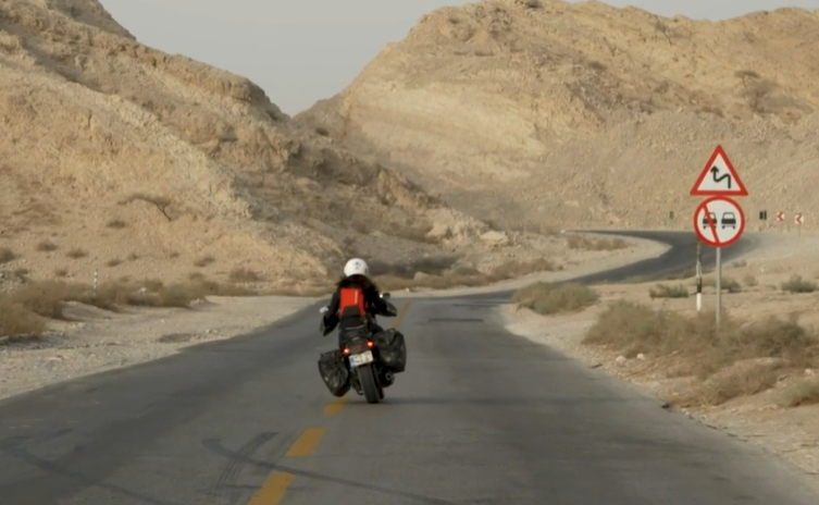 La motociclista Axinte sulle brulle strade dell Arabia.