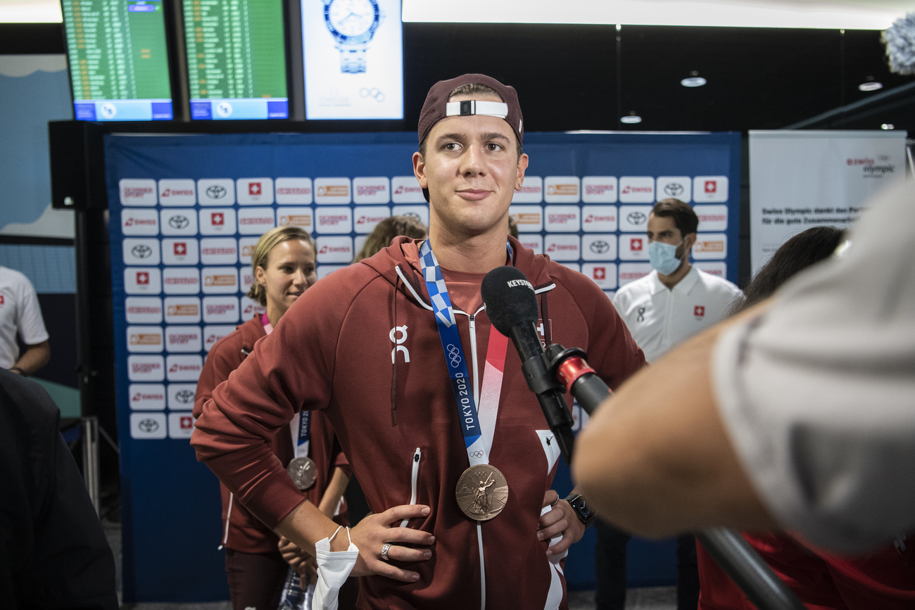 uomo si fa intervistare