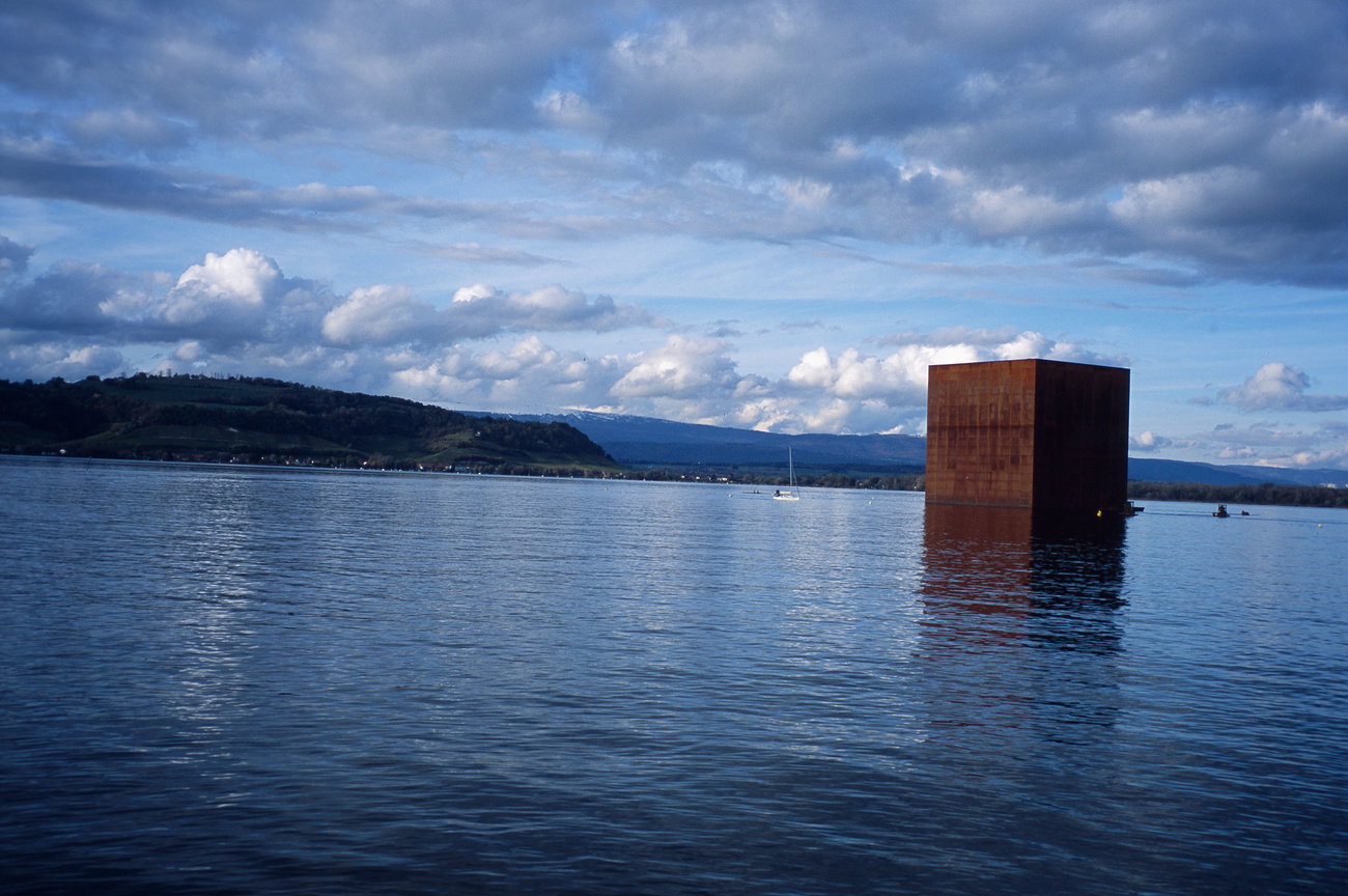 在穆爾藤(Murten)的Arteplage藝術區裡，建築師讓·努維爾(Jean Nouvel)為2002年國家博覽會創作的巨型裝置。