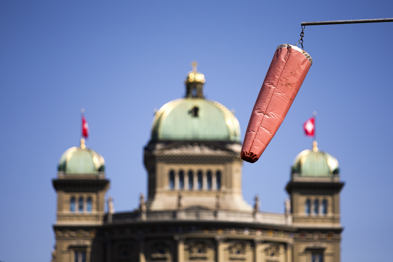 Palazzo federale con davanti un sacco che misura il vento.