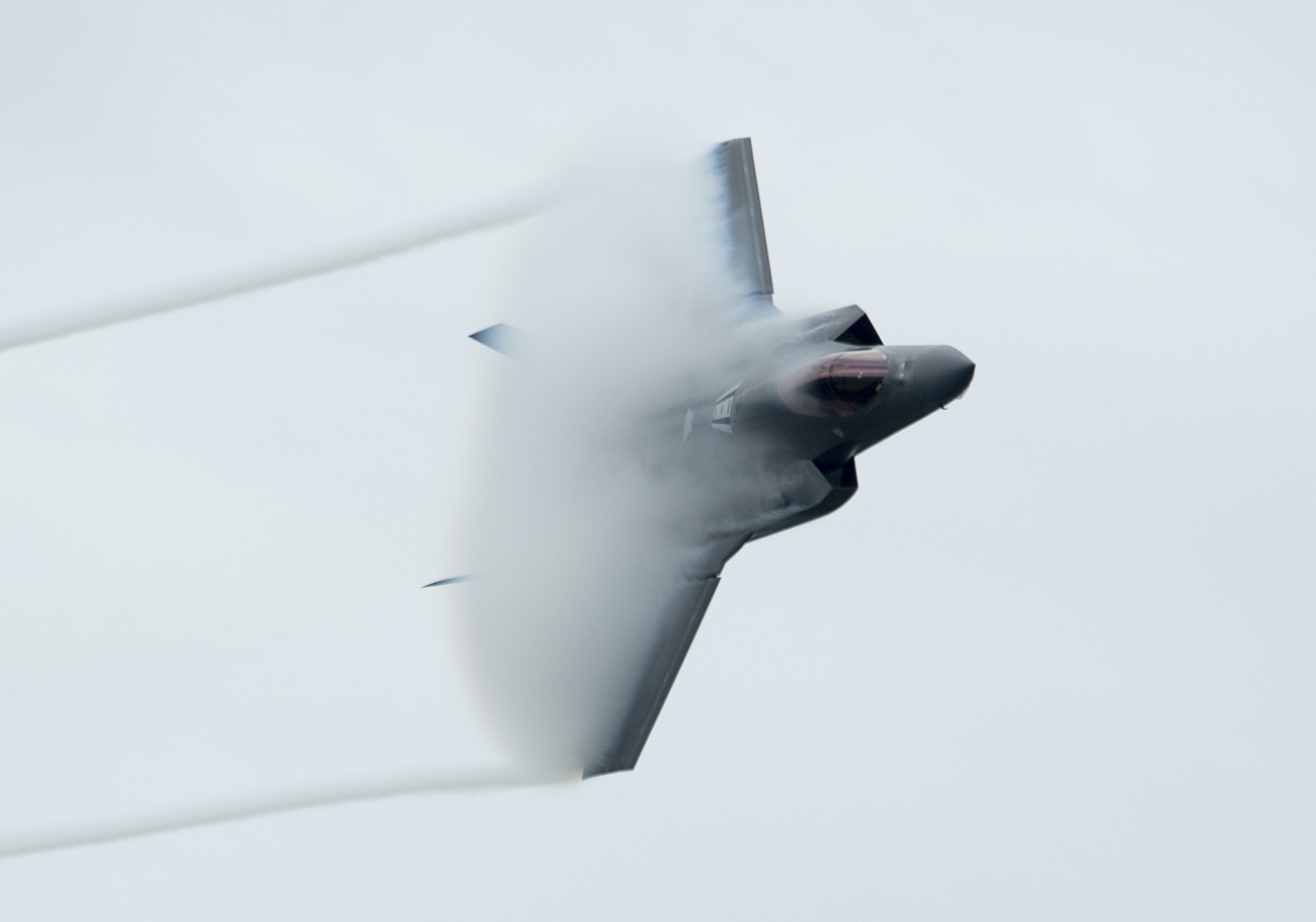 aereo f35a rompe il muro del suono