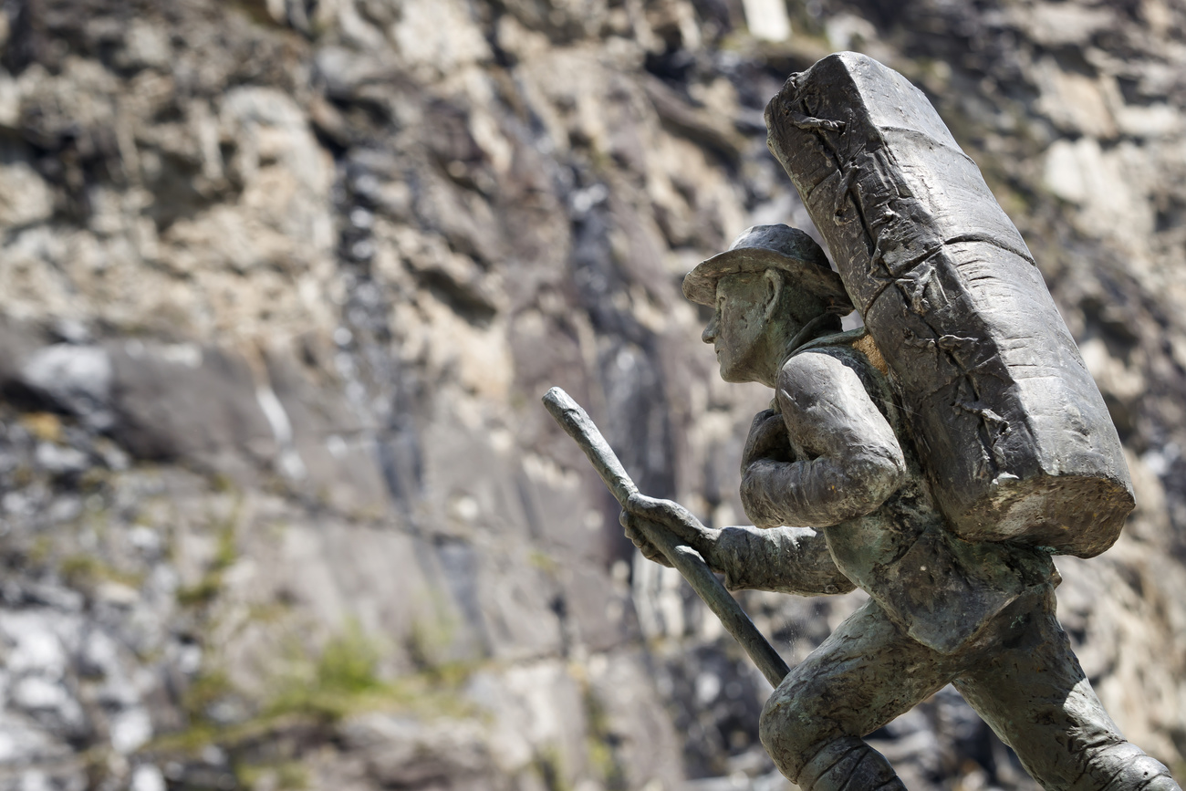 Monumento al contrabbandiere a Gondo (VS).