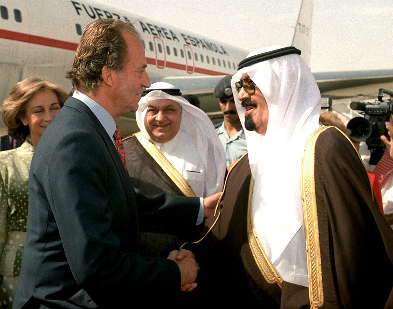 El rey Abdulá de Arabia Saudí saluda al rey Juan Carlos