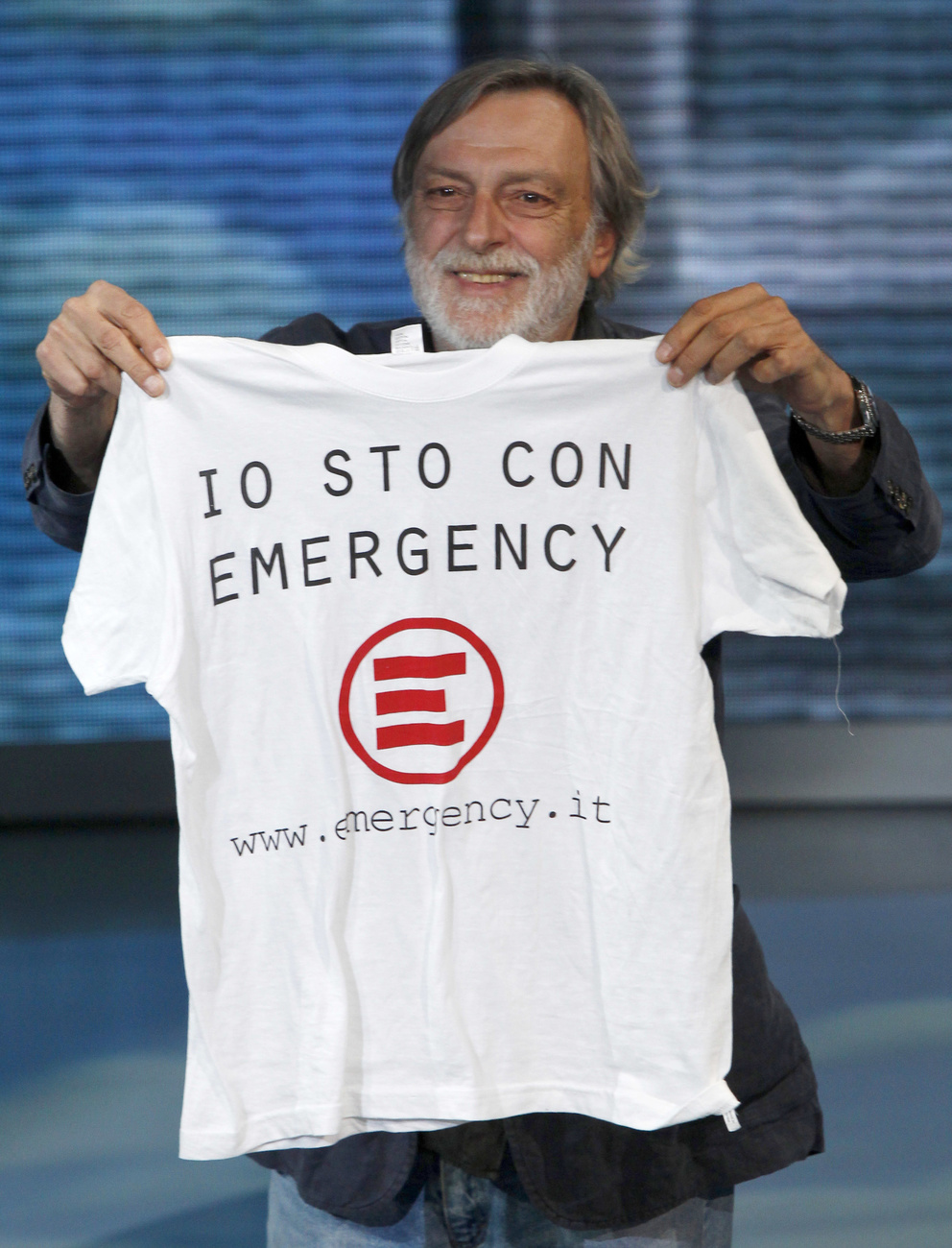 Strada con la maglietta di Emergency.