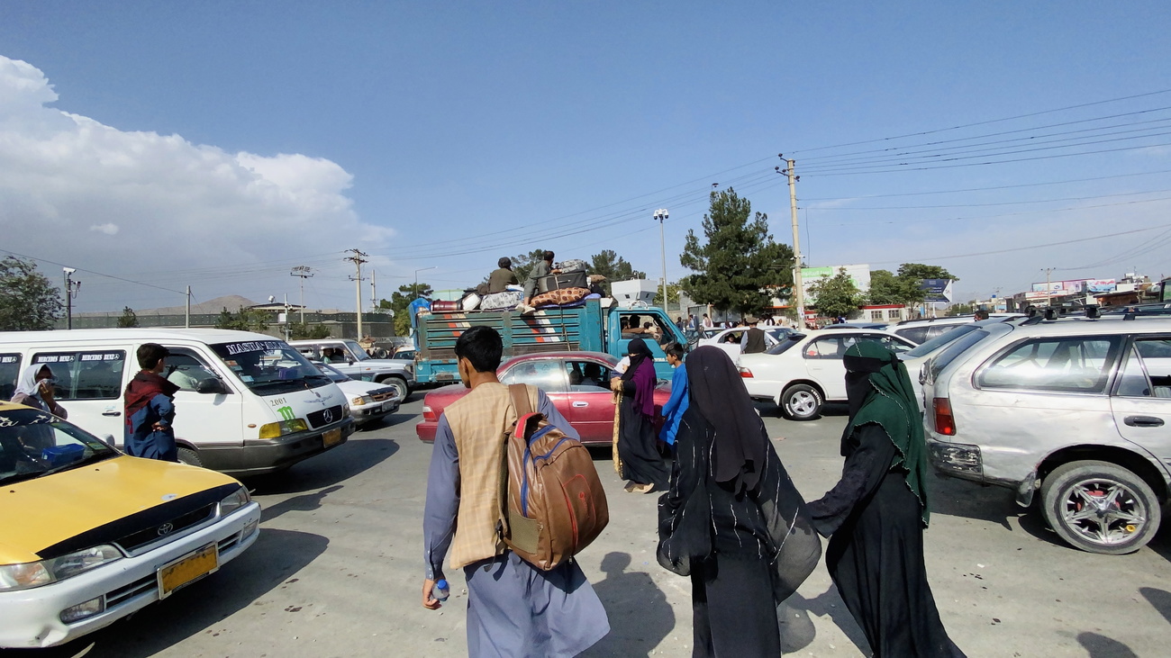 Des Afghanes et Afghans se rassemblent devant l aéroport de Kaboul pour fuir