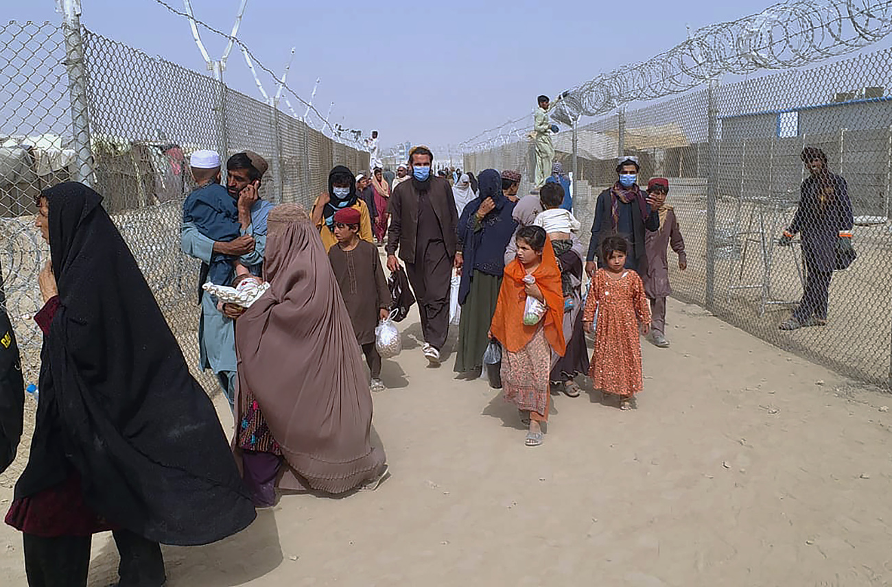 Afghans enter Pakistan through a border crossing