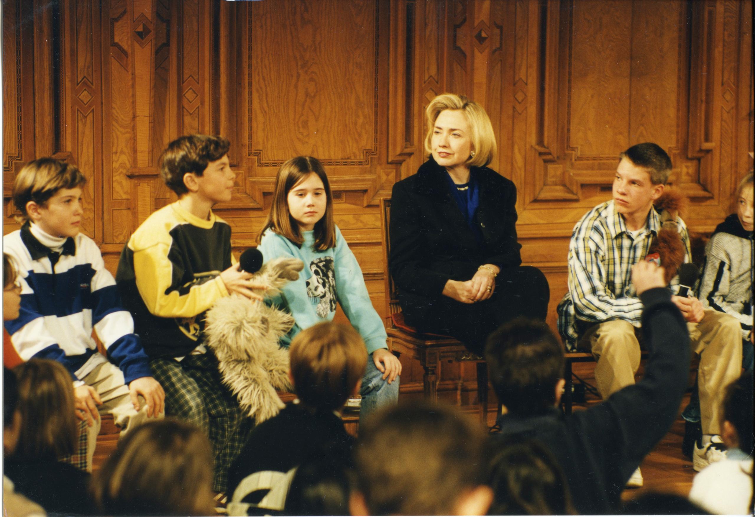 Hillary Clinton 1998 inmitten von Kindern im Kinderparlament der Stadt Luzern