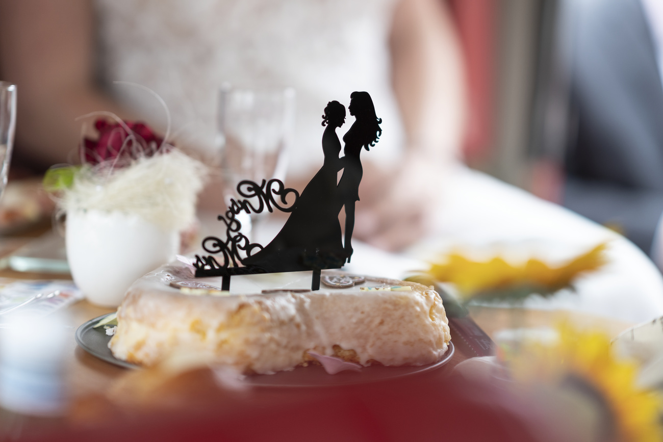 torta nuziale con figurine di due donne