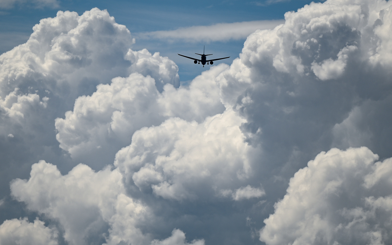 UN aereo in mezzo alle nuvole.