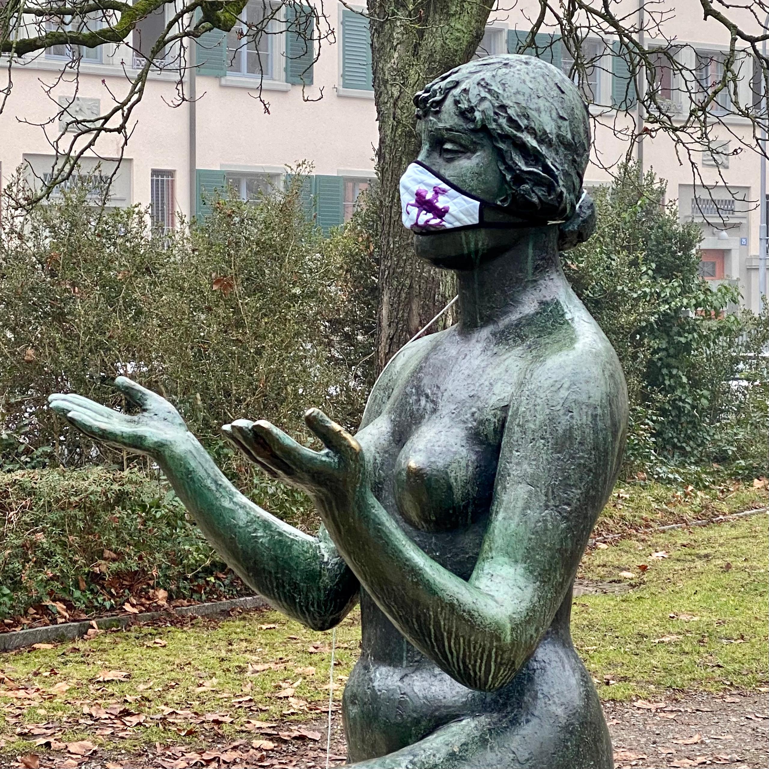 Eine Statue mit einer Hulda Zwingli Maske