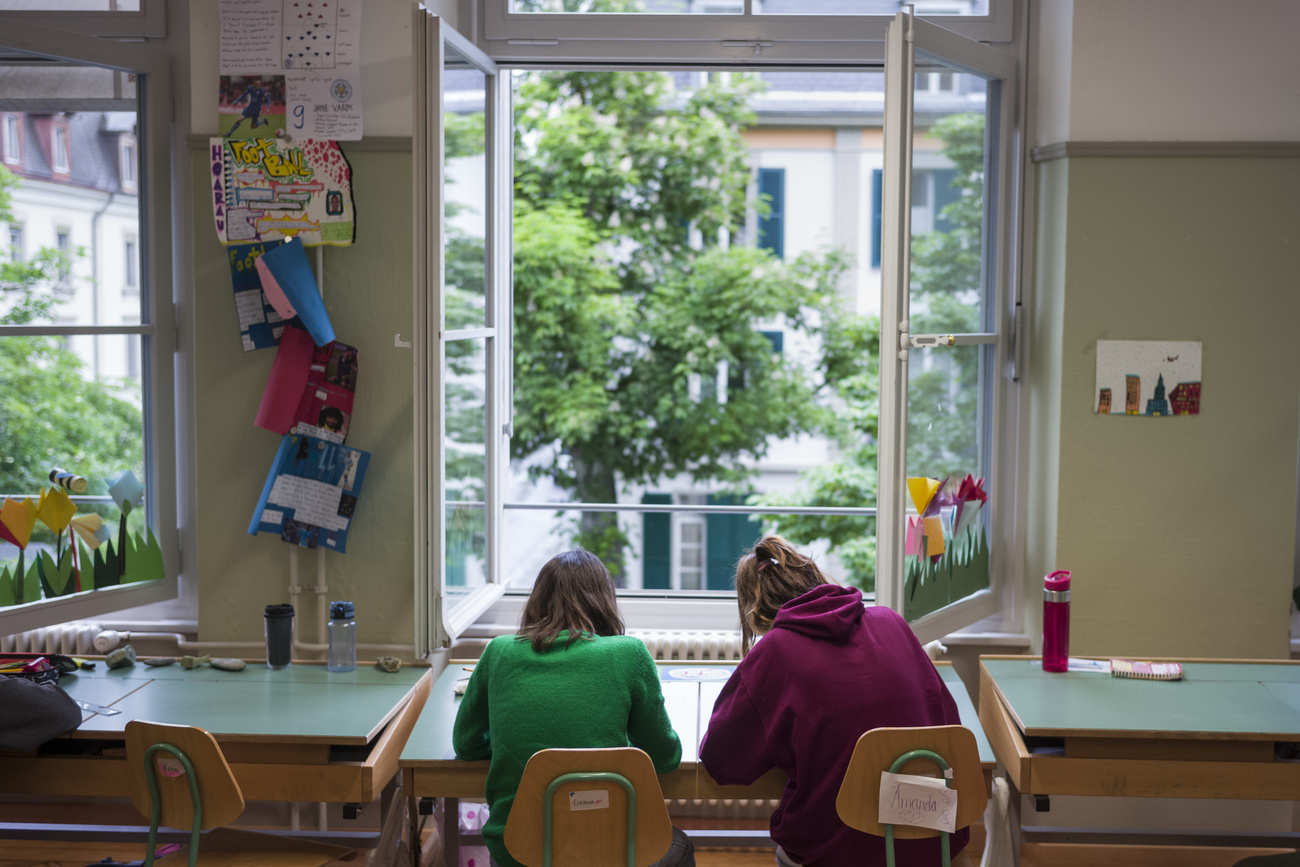 aula scolastica con due ragazze