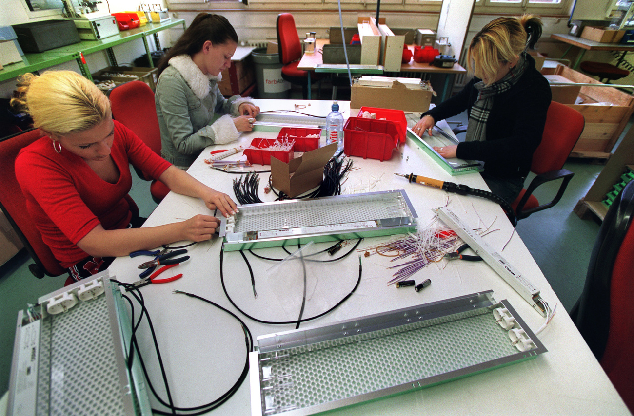 Giovani donne impegnate nel loro lavoro.