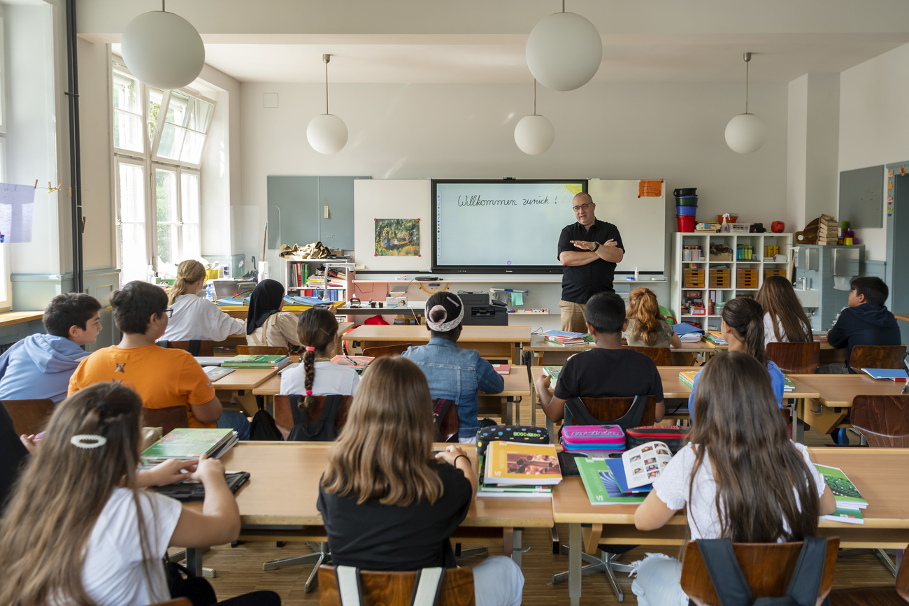 Teacher and pupils in Aargau