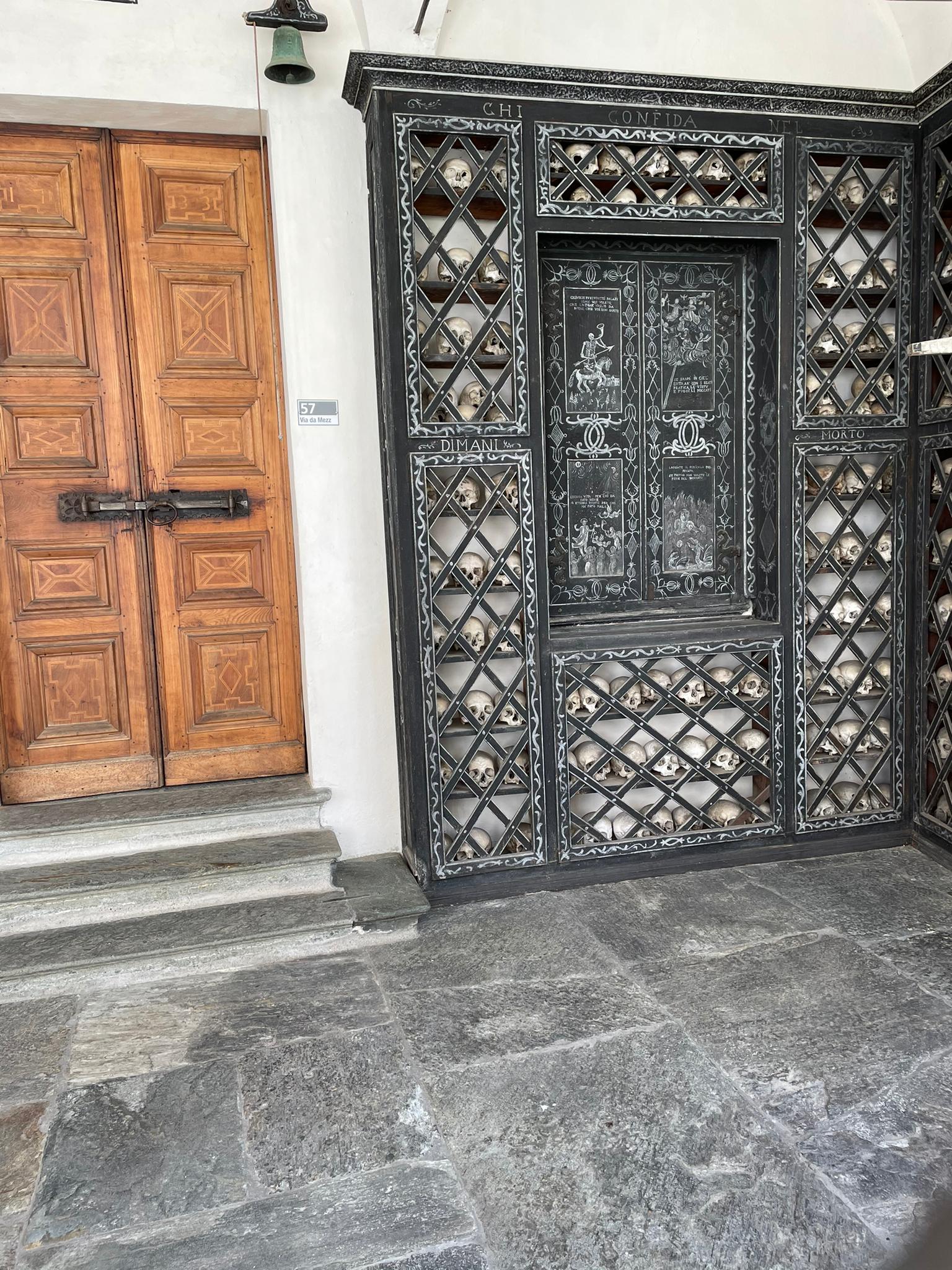 Pequeño osario al lado de una puerta en madera