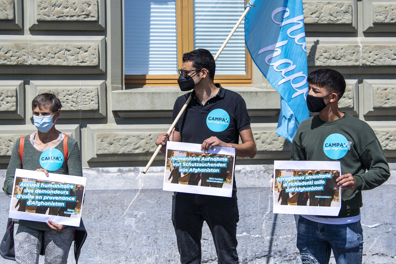 Un grupo de personas presenta una petición para que Suiza acepte refugiados de Afganistán