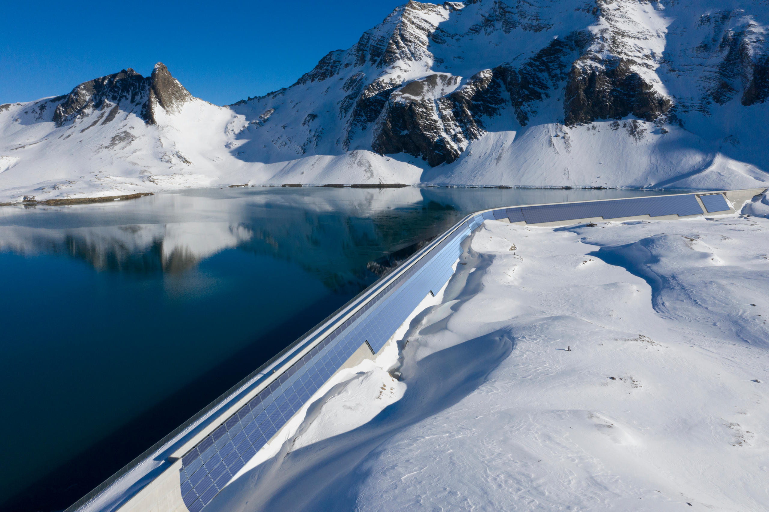 Alpine solar plant on a dam