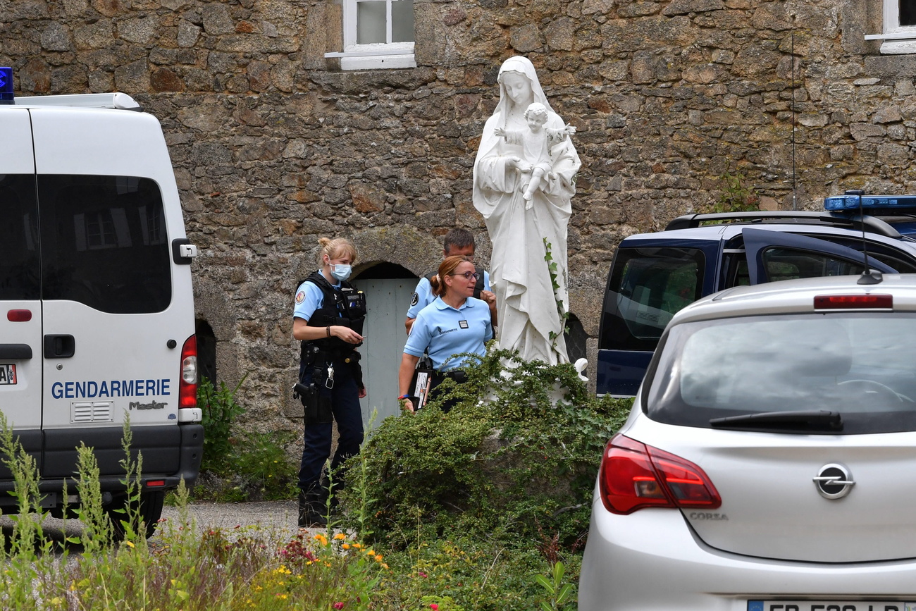 Gendarmi sul luogo del delitto.