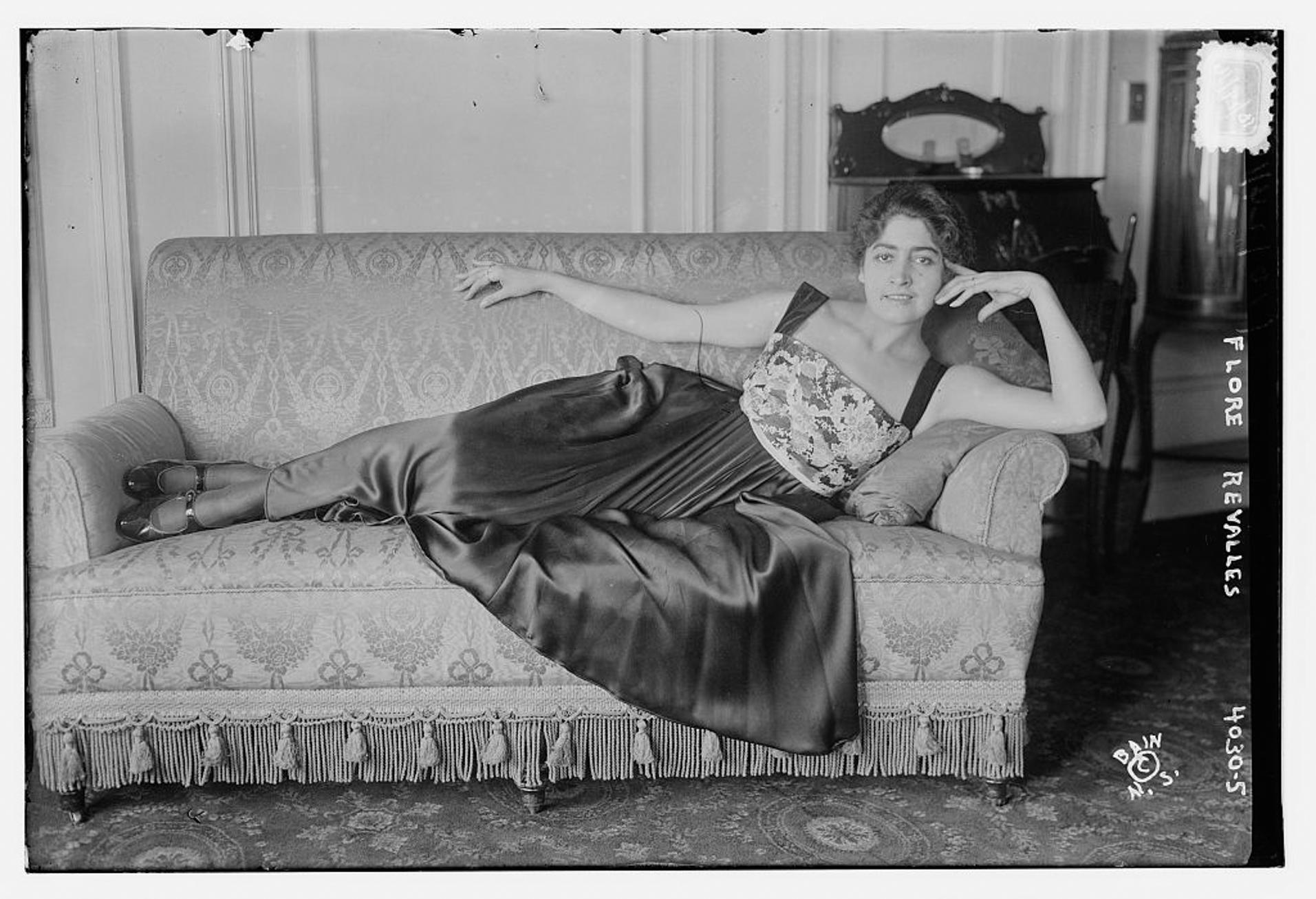 Femme étendue sur un sofa